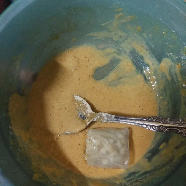 Buat adonan dari tepung crispy, lalu balur ke tepung basah.