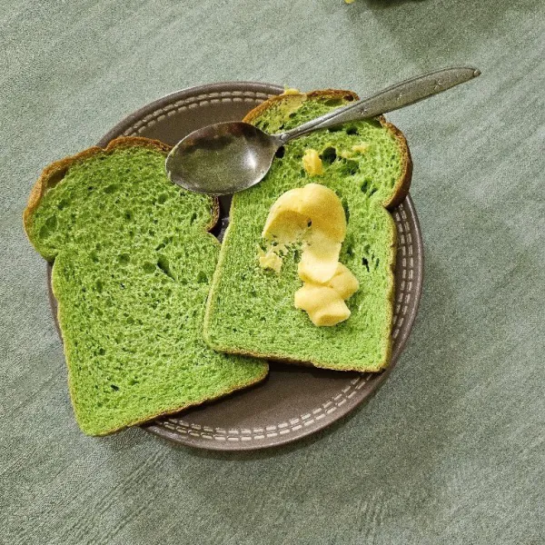 Oleskan margarin pada permukaan roti tawar.