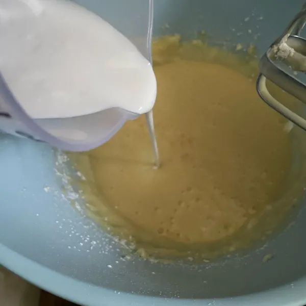 Masukkan whipping cream, mixer sampai tercampur rata.