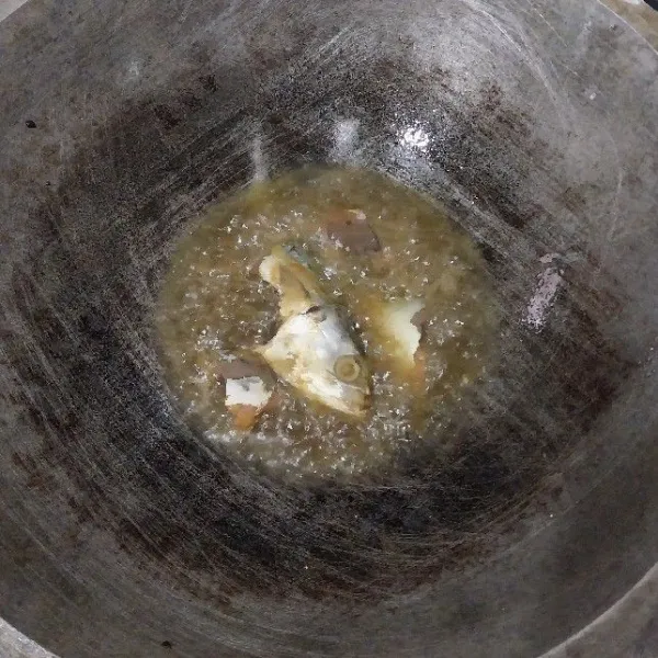 Panaskan minyak kemudian masukan ikan asinnya masak sampai setengah matang.