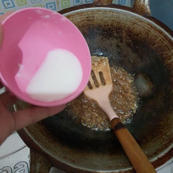 Tambahkan larutan maizena, masak hingga mengental.