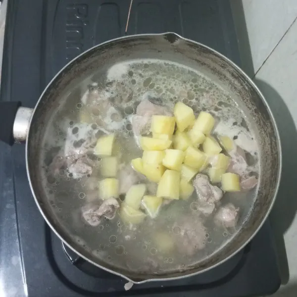 Potong sesuai selera kentang dan daging, cuci bersih, lalu rebus hingga empuk.
