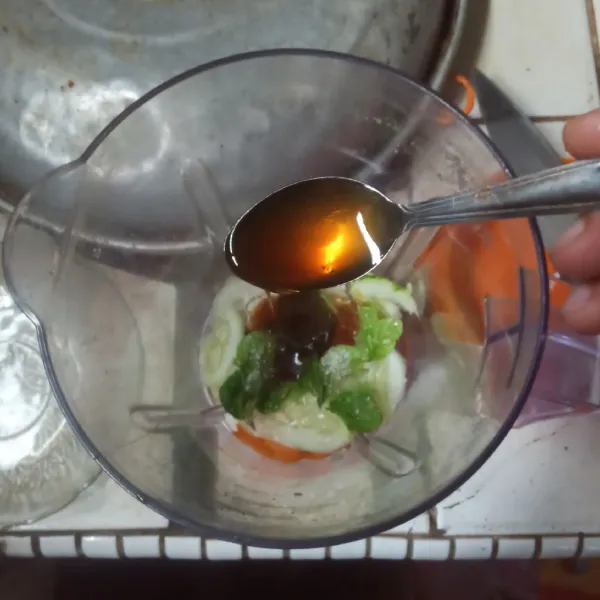 lalu tambahkan gula dan madu.