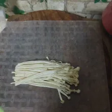 Bagi jamur enoki menjadi 2/3 bagian, basahi rice paper dan gulung enoki.