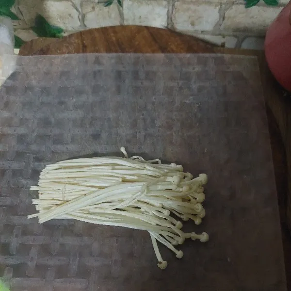 Bagi jamur enoki menjadi 2/3 bagian, basahi rice paper dan gulung enoki.