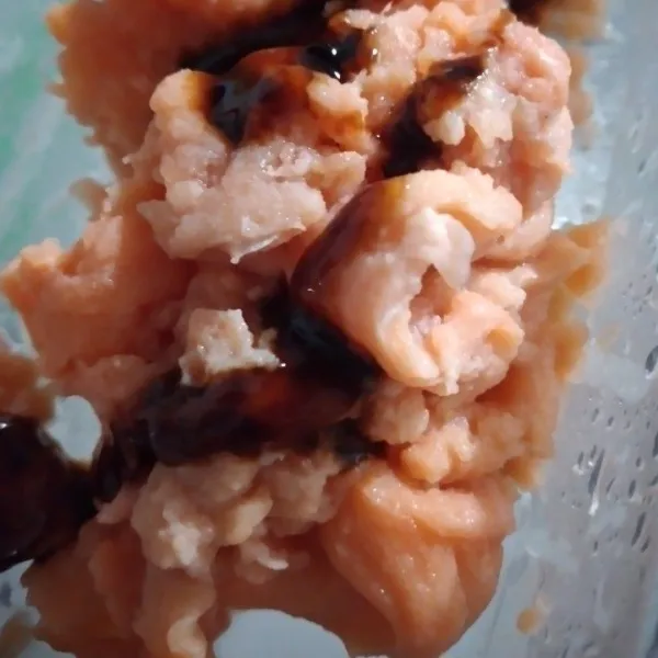 Campur bawang putih dan jahe yang telah dihaluskan, baluri salmon dengan seperempat bagian bumbu halus, beri perasan jeruk nipis, aduk rata.