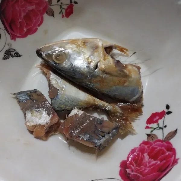 Cuci bersih ikan asin peda lalu potong, atau tidak dipotong sesuaikan selera kalian.