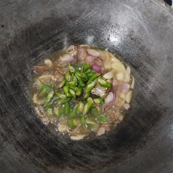 Setelah ikan asinnya setengah matang masukkan semua irisan bawang dan cabe tumis sampai benar-benar matang. Tomat nya bisa dimasukan di akhir. Setelah selesai sajikan.