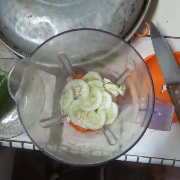 Masukkan mentimun yang telah diiris.