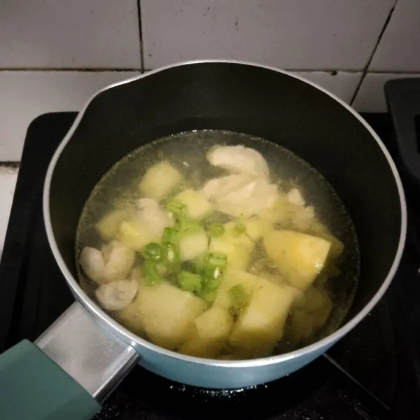 Setelah kentang agak empuk, masukkan buncis, masak hingga air menyusut lalu lumatkan atau blender. Bubur siap disajikan.