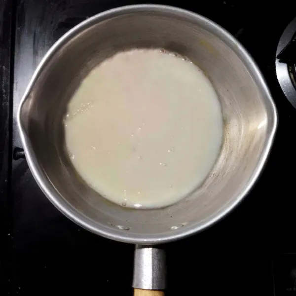 Aduk rata dan masak bahan Tangzhong sampai berbentuk pasta di suhu 65°C. Sisihkan hingga dingin.