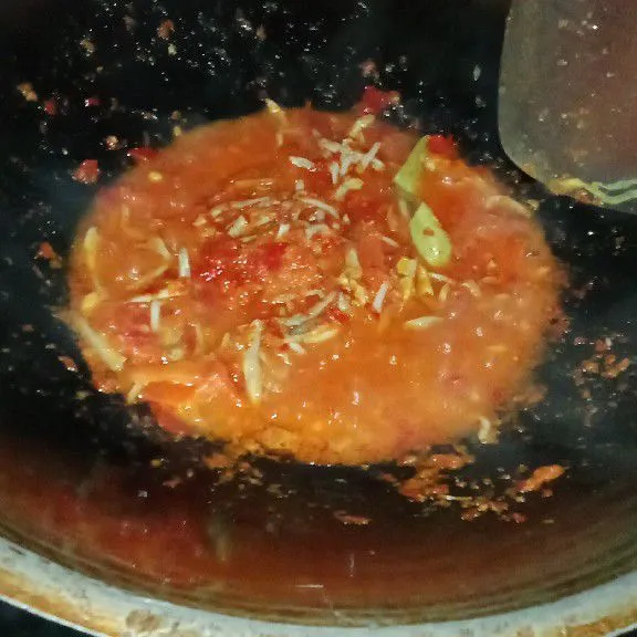 Masak sambal teri hingga matang sempurna tambahkan garam, kaldu jamur dan gula pasir.