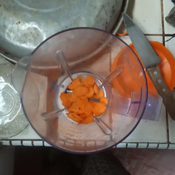 Masukkan wortel yang telah diiris.