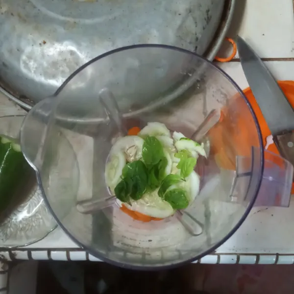 Masukkan daun mint yang telah dibersihkan.