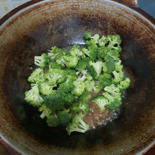 Masukkan brokoli, masak hingga set. Matang. Angkat dan sajikan.