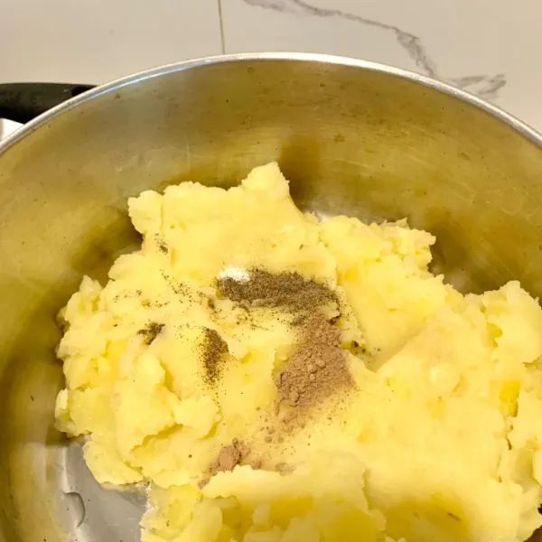 Setelah kentang matang, dihaluskan. Beri lada, garam dan pala.