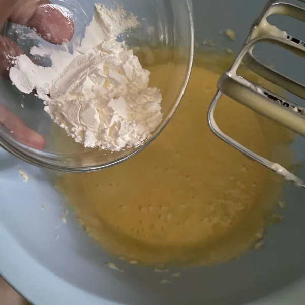 Masukkan tepung maizena, mixer sebentar, lalu aduk pakai spatula sampai tercampur rata. Jangan sampai over mix.