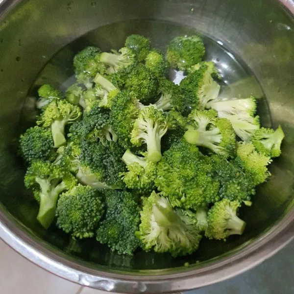 Rendam brokoli dengan air garam -+15 menit, bilas hingga bersih.