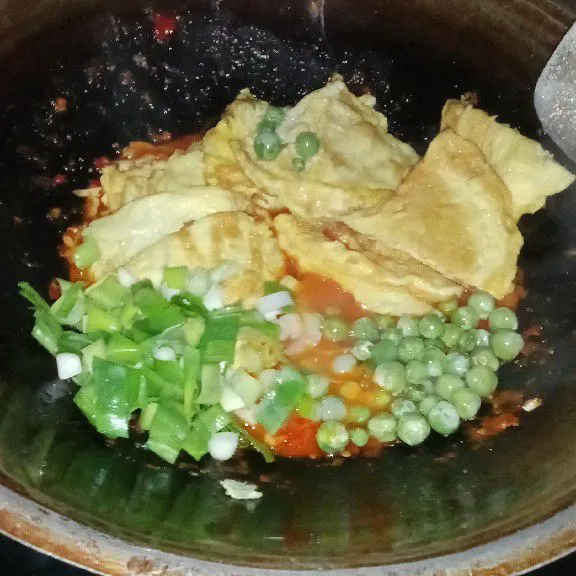 Masukan semua bahan, tambahkan daun bawang.