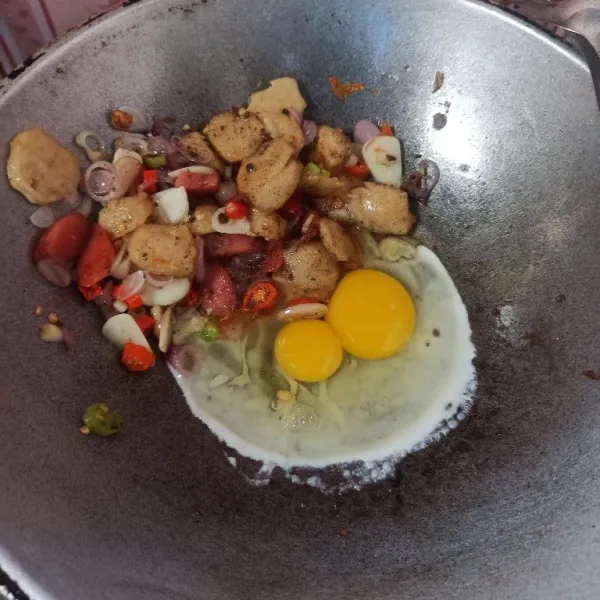 Setelah itu masukkan telur, goreng orak-arik.