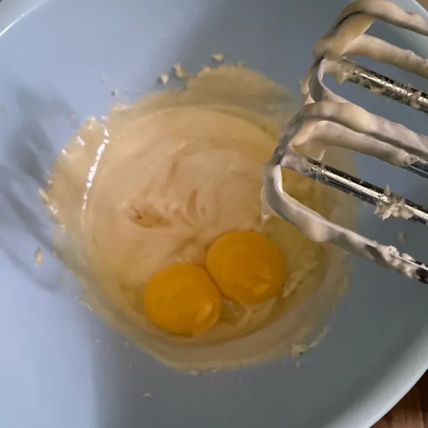 Masukkan telur dan pasta vanila, mixer lagi sampai tercampur rata saja.