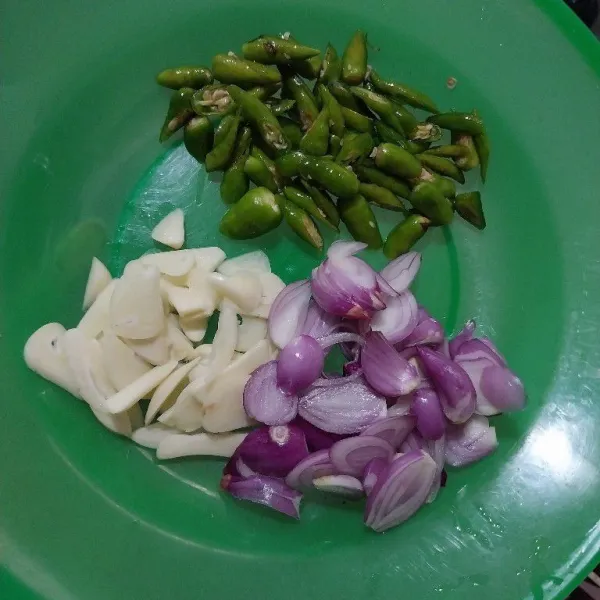 Iris-iris semua bawang merah, bawang putih dan cabe rawit ijo.