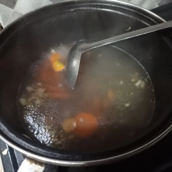 Masukkan wortel, masak setengah matang.
