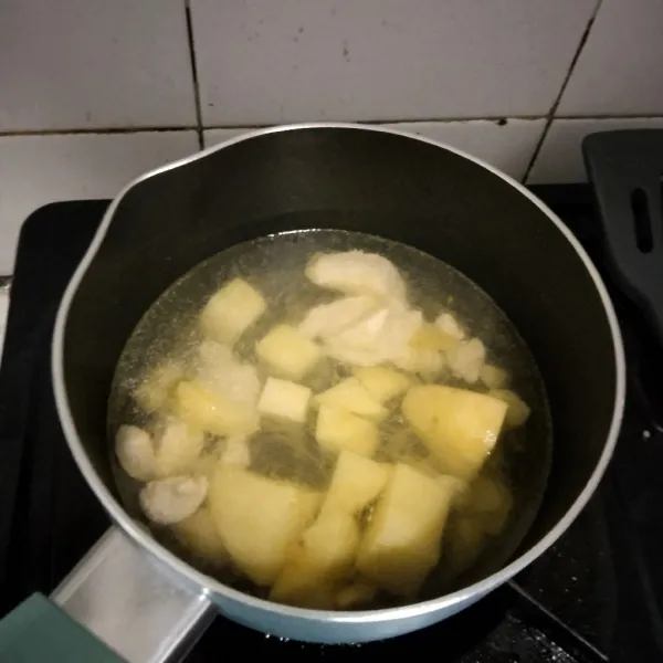 Tambahkan air, masukkan kentang masak hingga kentang empuk.