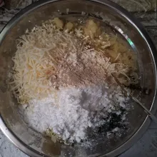 Tambahkan keju, maizena, daun seledri, garam, lada dan kaldu jamur.