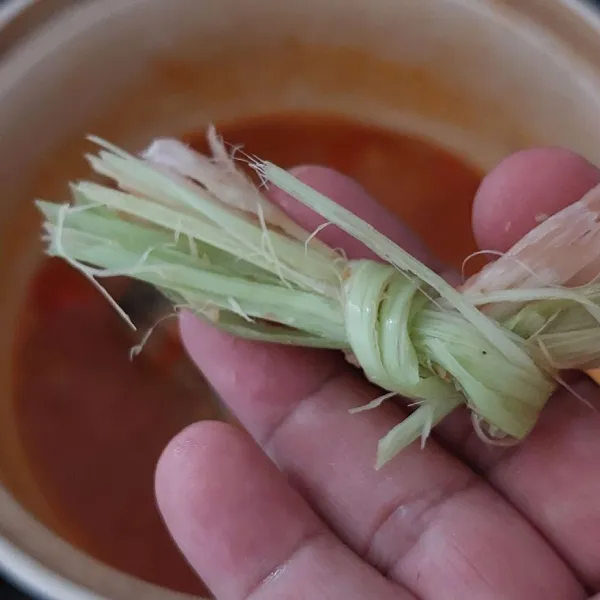 Tambahkan campuran terasi dan asam jawa, serai. Masak hingga ikan matang.