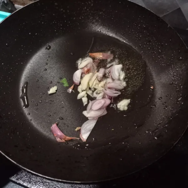 Tumis bawang merah dan putih sampai matang.