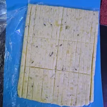 Potong-potong sesuai selera.