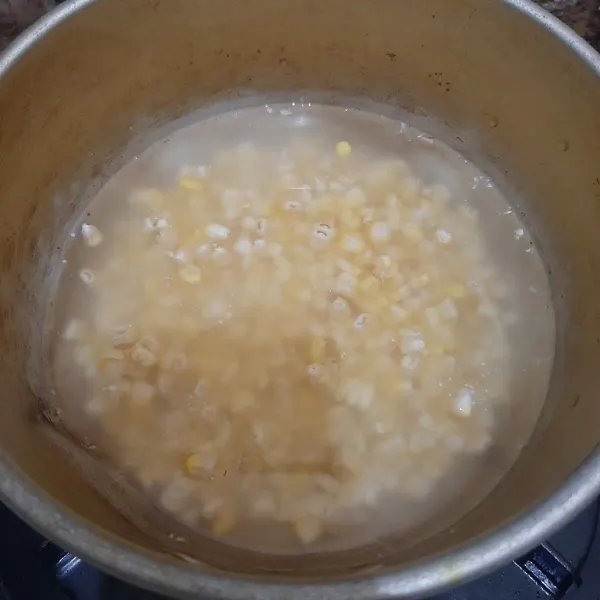 Rebus jagung hingga matang lalu tiriskan.