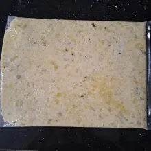 Masukkan adonan dalam plastik. Pipihkan merata. Masukkan dalam freezer sekitar 30 menit agar tidak lengket saat dipotong.