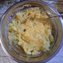 Lumatkan kentang hingga halus.