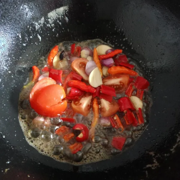 Siapkan bawang, cabe, tomat dan terasi lalu goreng.