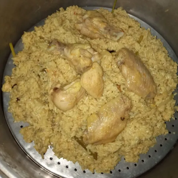 kukus nasi sampai matang . Ayam bisa digoreng sesuai selera. Sajikan nasi dengan sambal tomat atau acar timun dan krupuk.