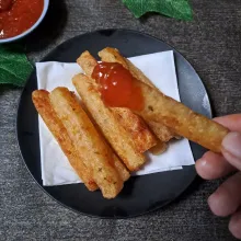 Sajikan dengan cocolan saus kesukaan.