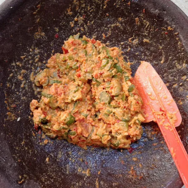 Campurkan belimbing wuluh yang sudah diiris kecil ke dalam bumbu. Aduk rata.