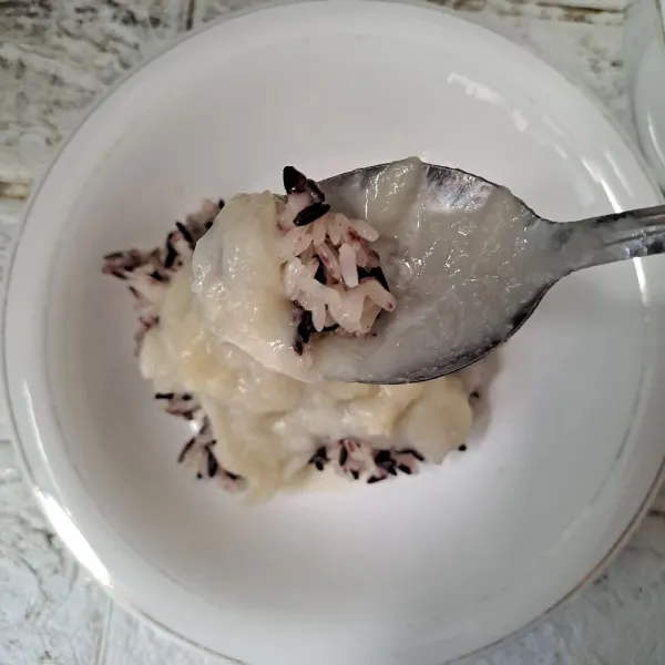 Tata ketan di piring saji, siram kuah durian. Sajikan dan nikmati.