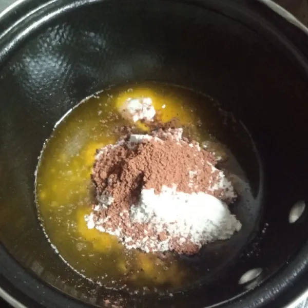 Kecil kan api masuk kan cokelat bubuk dan tepung terigu aduk cepat sampai tercampur rata.