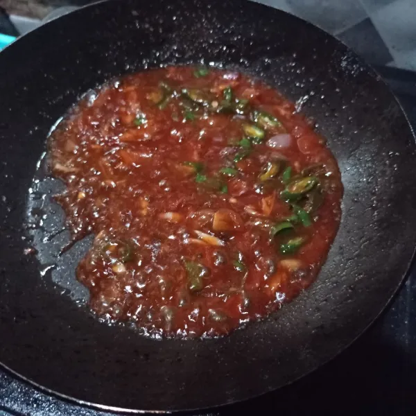 Masukan air, saus BBQ, saus sambal, kecap manis, daun bawang dan cabe aduk rata masak sampai mendidih, cek rasa.