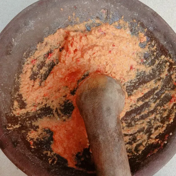 Ulek bumbu sampai halus.