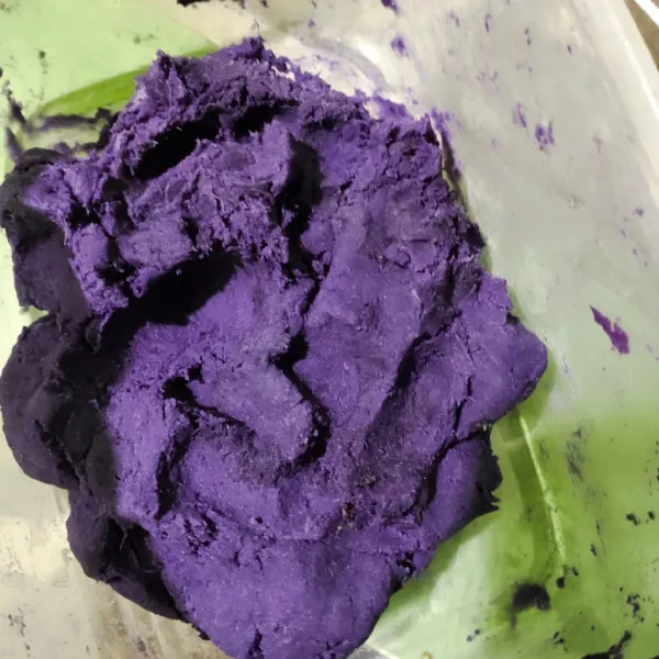 Rebus ubi ungu kemudian tumbuk sampai halus.