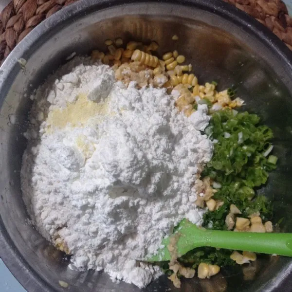Masukkan tepung terigu, maizena dan beras, dan kaldu bubuk.