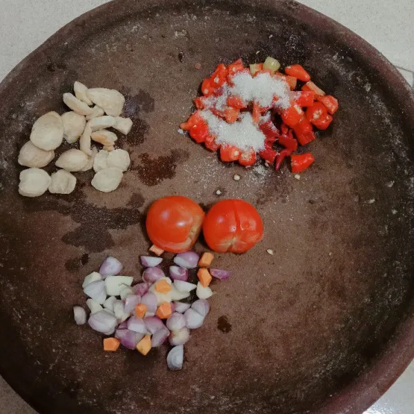 Siapkan bumbu ke dalam cobek.
