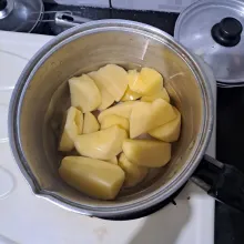 Kupas kentang, cuci bersih. Rebus hingga empuk.
