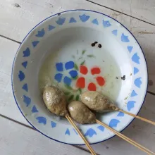 Ambil 1 sdm adonan, kepalkan ke tusuk sate, lalu gulingkan ke putih telur.