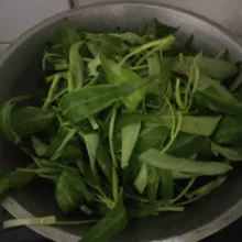 Masukkan kangkung yang telah di petik dan cuci, tambahkan sedikit air.