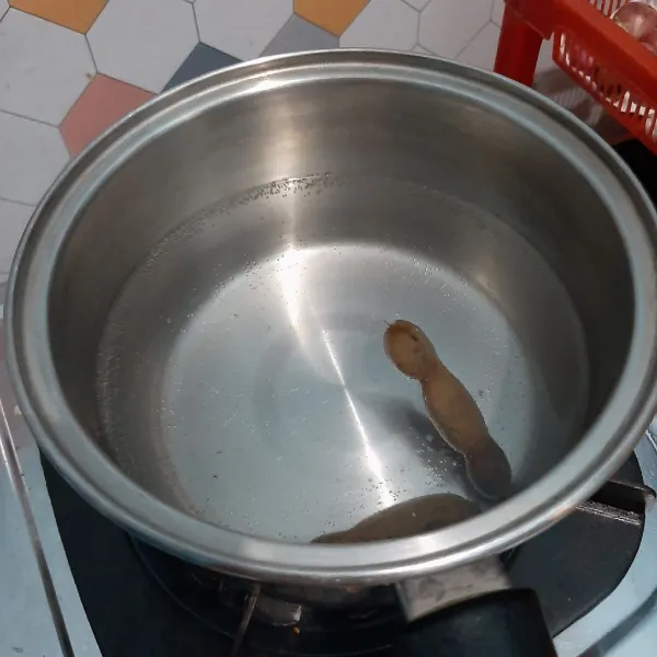 Didihkan air. Masukkan asam mentah.